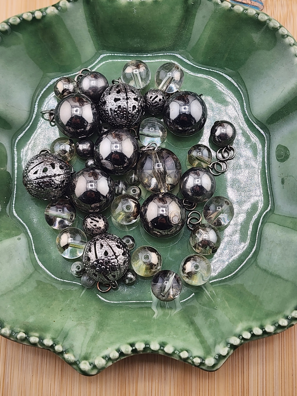 Lot Of Mixed Glass And Gunmetal Tone Metal Beads 0562